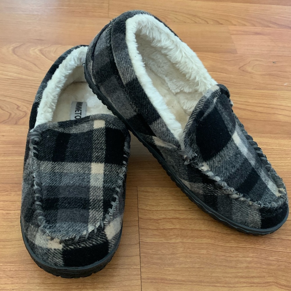 Minnetonka Tempe style slipper with rubber sole